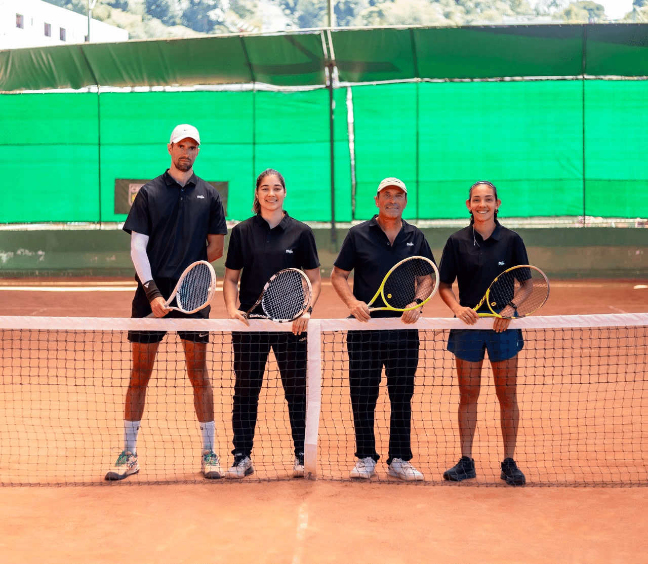 Equipe Edler Team Academy reunida em quadra